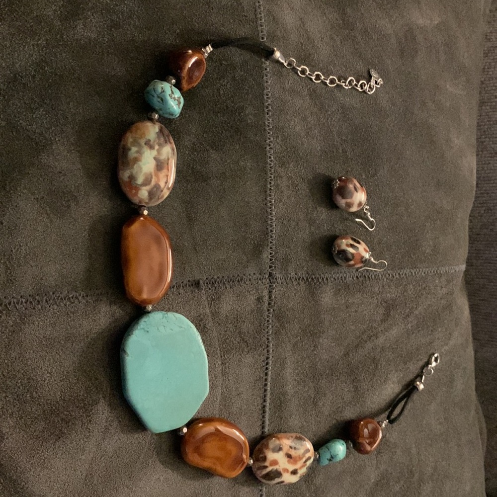 turquoise and brown stones! Absolutely stunning. Earrings and necklace set